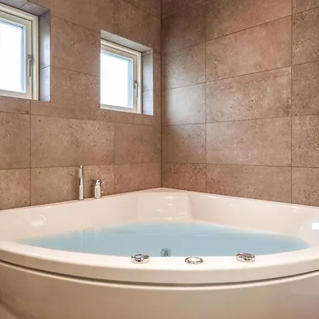 Three-bedroom In Feriehus *